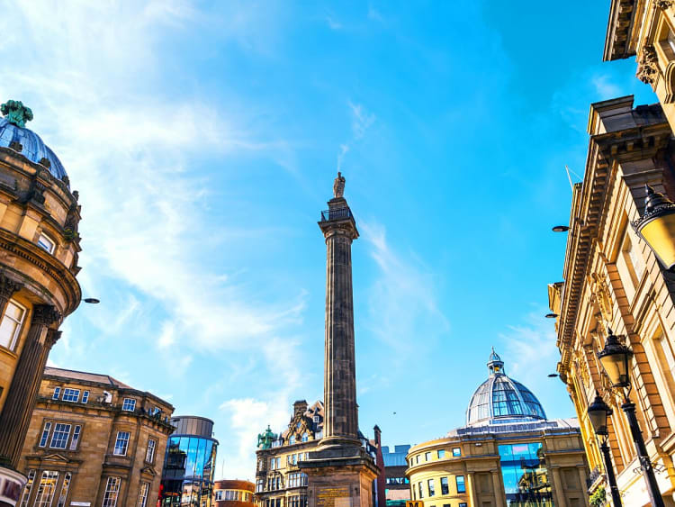 Newcastle upon Tyne, England - Grey&rsquo;s Monument ragt zwischen historischen Geb&auml;uden empor