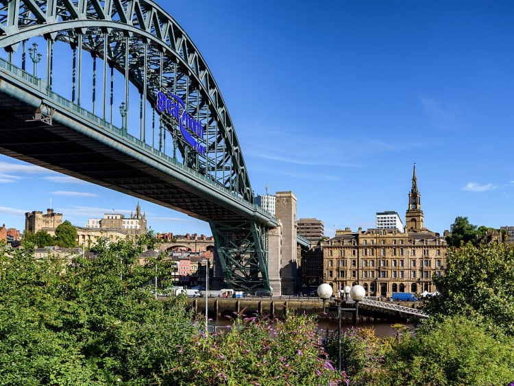 Newcastle upon Tyne, England - Die Tyne Bridge &uuml;berragt historische Geb&auml;ude am Fluss