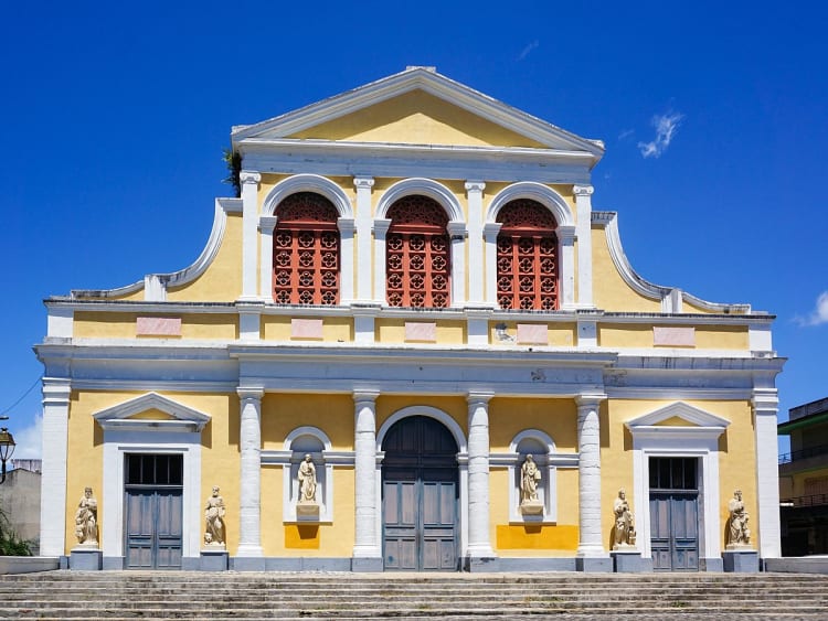 Pointe-&agrave;-Pitre, Guadeloupe &ndash; Gelbe Kirche mit roten Fenstern und Statuen