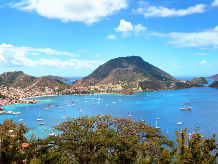 Pointe-&agrave;-Pitre, Guadeloupe &ndash; Panorama &uuml;ber die Bucht mit zahlreichen Segelbooten