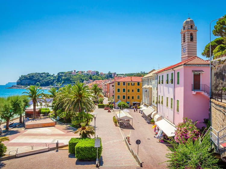 Savona, Italien &ndash; Bunte H&auml;user und Kirchturm am Platz mit Palmen am Meer