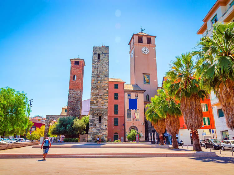 Savona, Italien &ndash; Historischer Platz mit alten T&uuml;rmen und Palmen