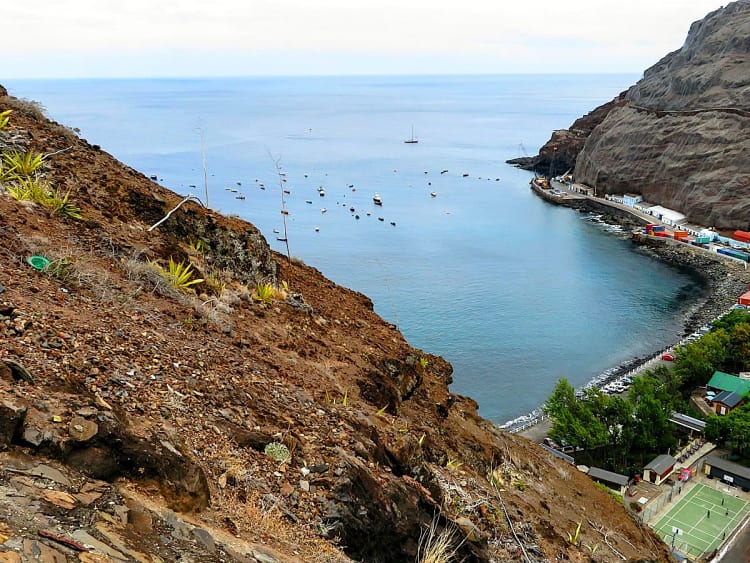 Jamestown, St. Helena &ndash; K&uuml;stenstadt mit Hafenanlagen am Bergabhang
