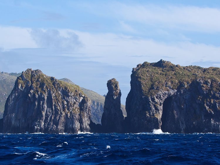 Nightingale Island, St. Helena &ndash; m&auml;chtige Felsklippen ragen aus dem Ozean