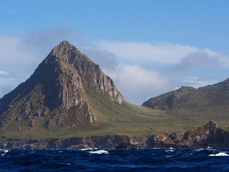 Nightingale Island, St. Helena &ndash; gr&uuml;ner Vulkanberg erhebt sich aus dem Meer