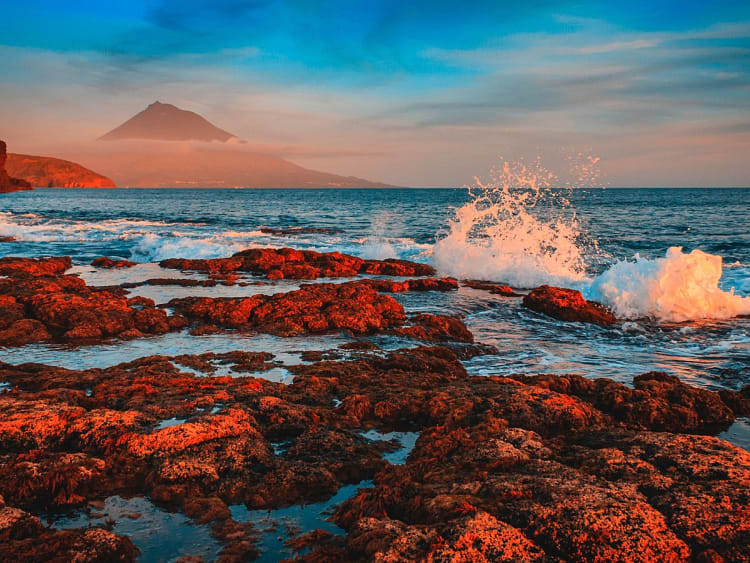 Horta, Azoren &ndash; Wellen brechen vor Lavak&uuml;ste mit Blick auf Pico