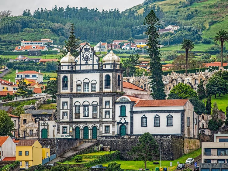 Horta, Azoren &ndash; barocke Kirche vor gr&uuml;nen H&uuml;geln und bunten H&auml;usern