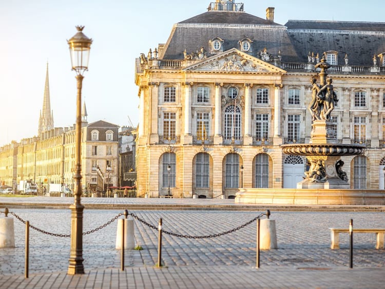 Bordeaux, Frankreich &ndash; Abendstimmung am Place de la Bourse mit Brunnen