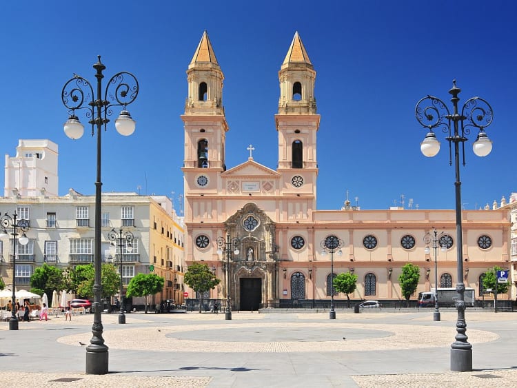 C&aacute;diz, Spanien &ndash; imposante Kirche mit Doppelt&uuml;rmen auf einem weiten Platz