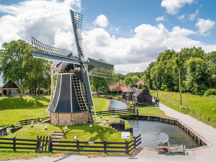 Enkhuizen, Niederlande &ndash; traditionelle Windm&uuml;hle im gr&uuml;nen Freilichtmuseum
