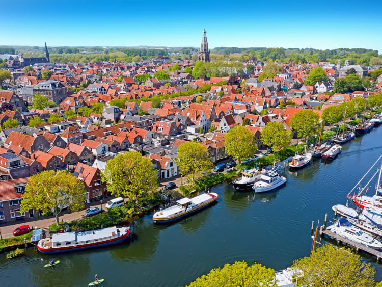 Enkhuizen, Niederlande &ndash; Luftaufnahme der Altstadt mit roten D&auml;chern