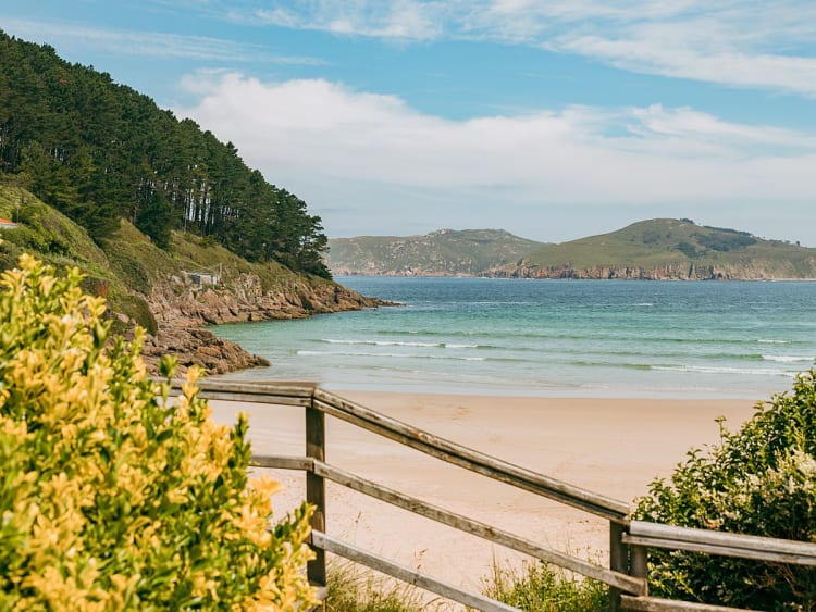Ferrol, Spanien &ndash; weiter Sandstrand mit Blick auf bewaldete Inselk&uuml;ste