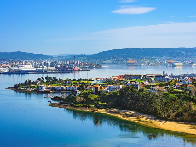Ferrol, Spanien &ndash; Blick &uuml;ber Hafenanlagen und Altstadt am Meeresarm