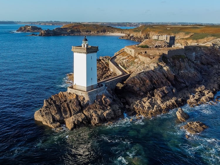 Brest, Frankreich &ndash; Phare du Kermorvan auf Felsen in der Bucht von Iroise