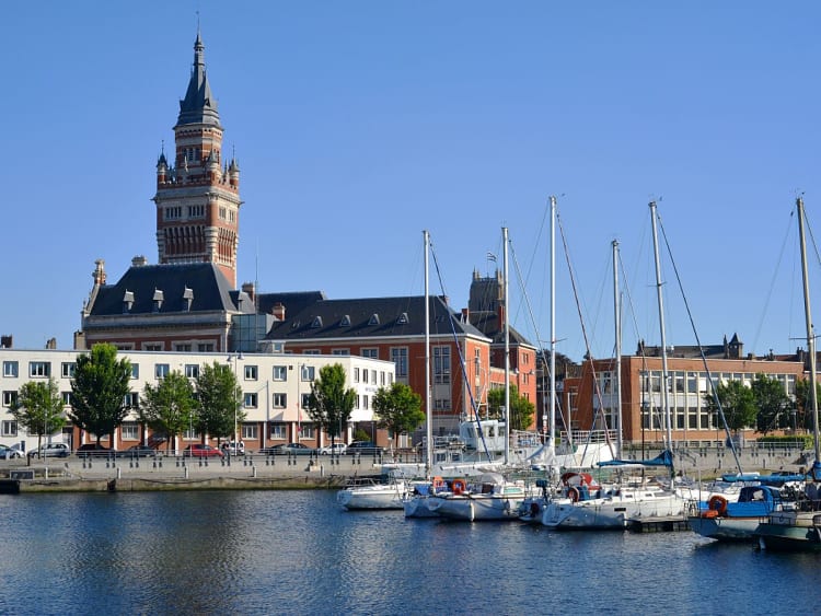 D&uuml;nkirchen, Frankreich &ndash; Rathaus mit Turm am Hafenbecken voller Segelboote