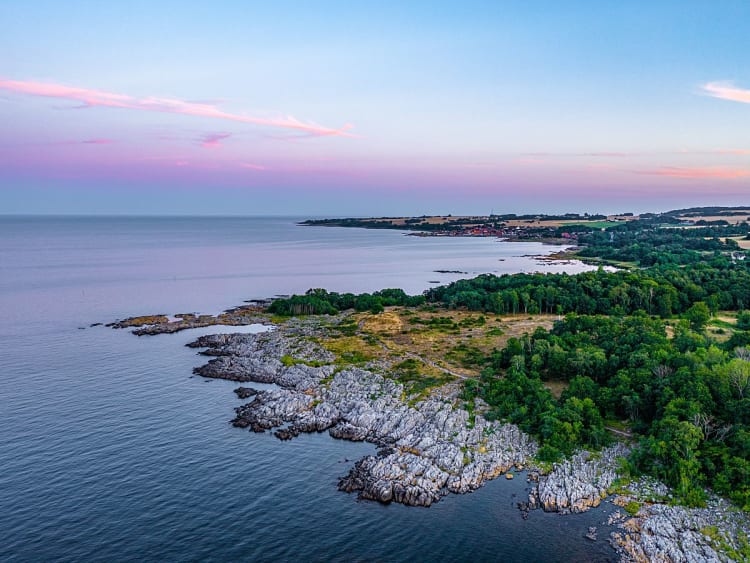 Bornholm, D&auml;nemark &ndash; felsige K&uuml;ste mit Blick auf den weiten Horizont