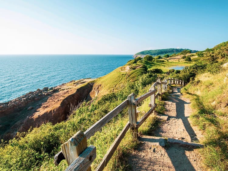 Bornholm, D&auml;nemark &ndash; Wanderpfad mit Holzgel&auml;nder entlang der Klippen
