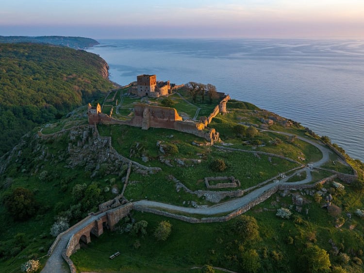 Bornholm, D&auml;nemark &ndash; Burgruine Hammershus thront &uuml;ber der K&uuml;ste