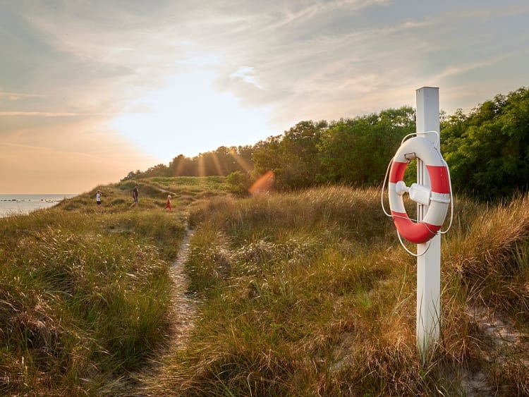 Bornholm, D&auml;nemark &ndash; D&uuml;nenstrand mit Rettungsring und Abendsonne