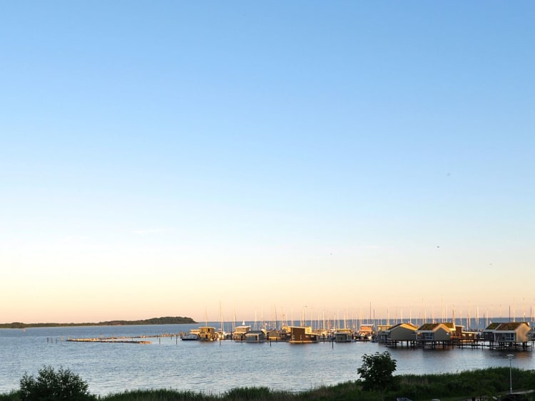 Lauterbach, Deutschland - Blick auf den Hafen mit Bootsh&auml;usern im Wasser
