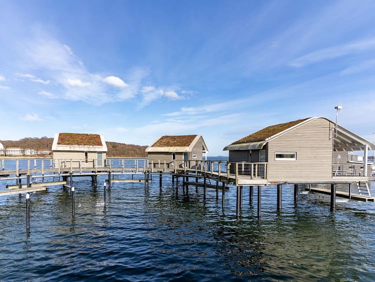 Lauterbach, Deutschland - moderne Pfahlh&auml;user auf dem Wasser