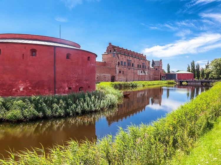 Malm&ouml; Schweden &ndash; rote Festungsmauern von Malm&ouml;hus am Wassergraben