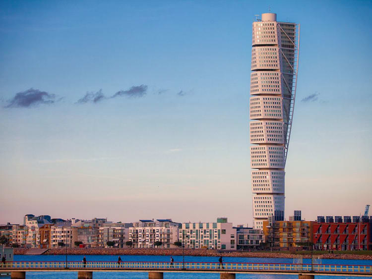 Malm&ouml; Schweden &ndash; moderner Turning Torso Turm &uuml;ber der Skyline am Meer