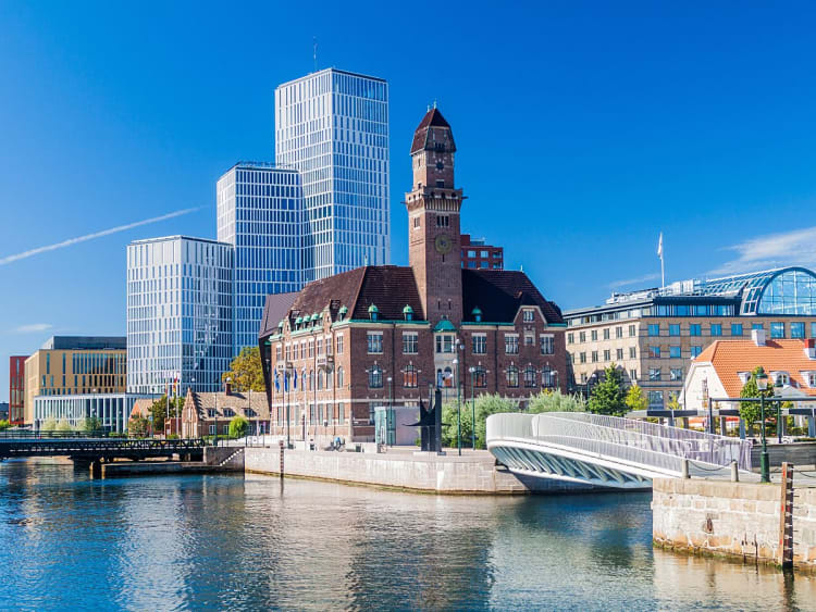 Malm&ouml; Schweden &ndash; altes Zollhaus am Hafen mit modernen Hochh&auml;usern