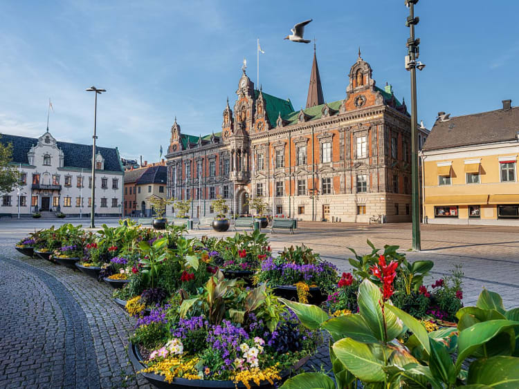 Malm&ouml; Schweden &ndash; prachtvolles Rathaus am Stortorget mit bunten Blumenbeeten