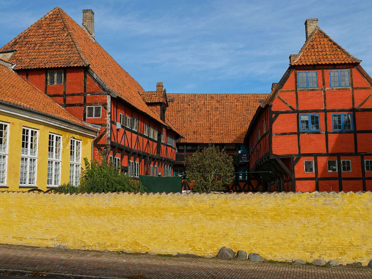 Nyborg D&auml;nemark &ndash; rote Fachwerkh&auml;user mit gelber Mauer in der Altstadt