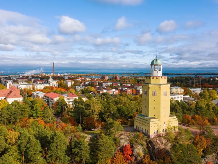 Kotka Finnland &ndash; gelber Wasserturm auf Felsen mit Blick &uuml;ber die Stadt