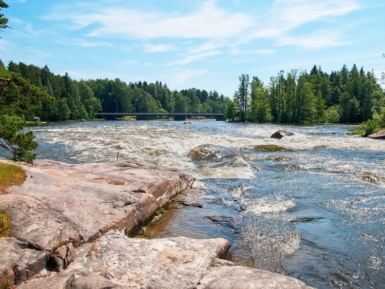 Kotka Finnland &ndash; Flusslauf mit Felsen und Br&uuml;cke im Hintergrund