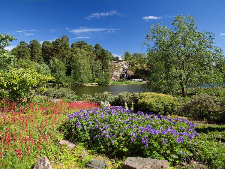 Kotka Finnland &ndash; Stadtpark mit bunten Blumenbeeten und kleinem Wasserfall