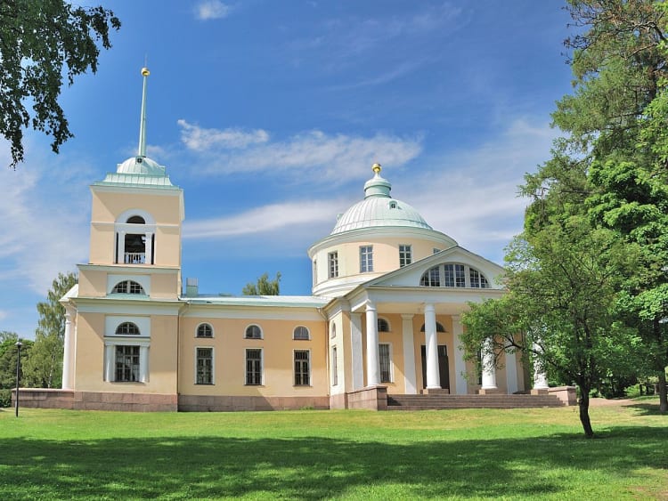 Kotka Finnland &ndash; klassizistische Kirche mit Kuppel und wei&szlig;em Turm