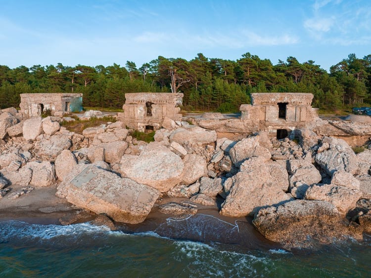 Liepāja Lettland &ndash; zerfallene Bunkerruinen am Strand im Gr&uuml;nen