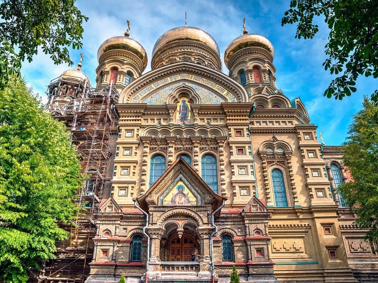 Liepāja Lettland &ndash; orthodoxe Kathedrale mit goldenen Kuppeln im Gr&uuml;nen