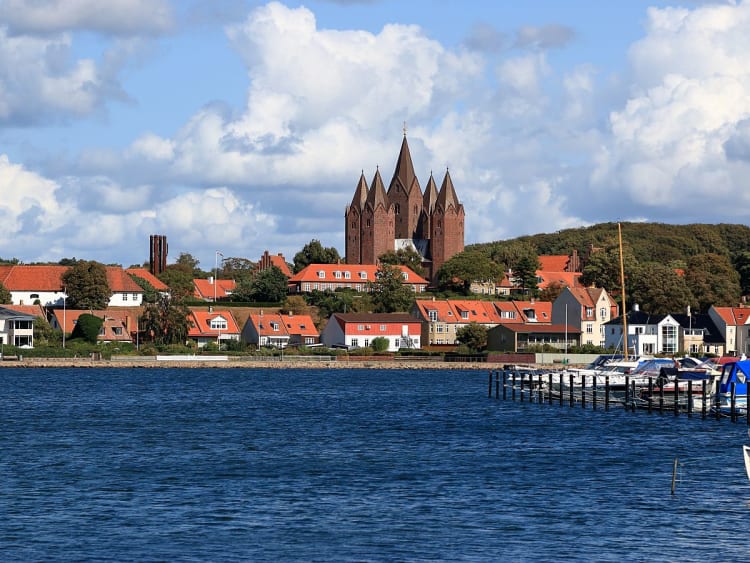 Kalundborg, D&auml;nemark &ndash; Blick auf den Dom &uuml;ber roten D&auml;chern am Fjord