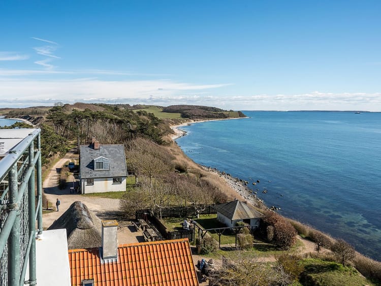 Kalundborg, D&auml;nemark &ndash; K&uuml;stenblick mit Strand, H&auml;usern und weitem Meer