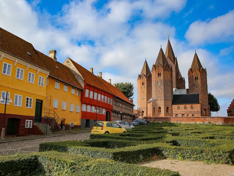 Kalundborg, D&auml;nemark &ndash; m&auml;chtiger Dom mit f&uuml;nf T&uuml;rmen am Altstadtplatz
