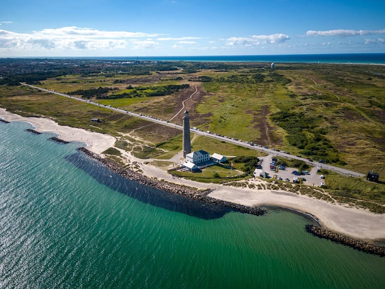 Kalundborg, D&auml;nemark - Leuchtturm am Strand mit weitem Blick &uuml;ber K&uuml;ste