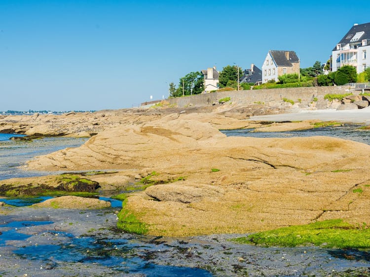 Concarneau, Frankreich &ndash; Steilk&uuml;ste mit Felsen und H&auml;usern am blauen Atlantik
