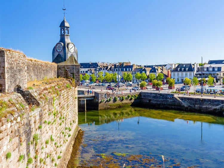 Concarneau, Frankreich &ndash; Uhrturm der historischen Stadtmauer mit Blick auf die Altstadt