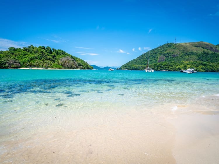 Angra dos Reis, Brasilien &ndash; Traumhafte K&uuml;ste mit t&uuml;rkisblauem Meer und Segelbooten in der Ferne