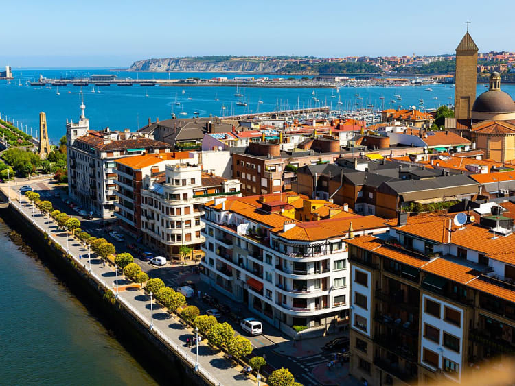 Getxo, Spanien - Panorama der Stadt mit Blick auf Hafen und K&uuml;stenlinie
