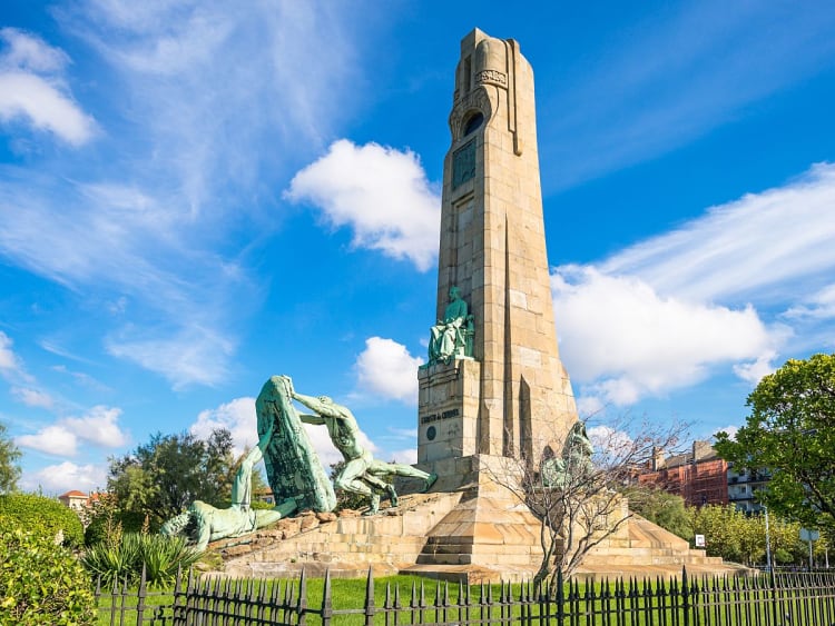 Getxo, Spanien - Steins&auml;ule mit Skulpturen als Wahrzeichen der Stadt