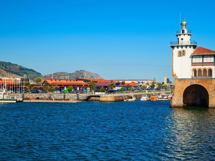 Getxo, Spanien - Hafenanlage mit Leuchtturm