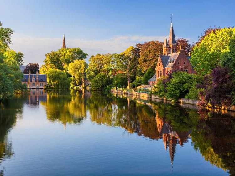 Br&uuml;gge, Belgien &ndash; Romantische Parklandschaft mit Wasser, B&auml;umen und historischem Geb&auml;ude