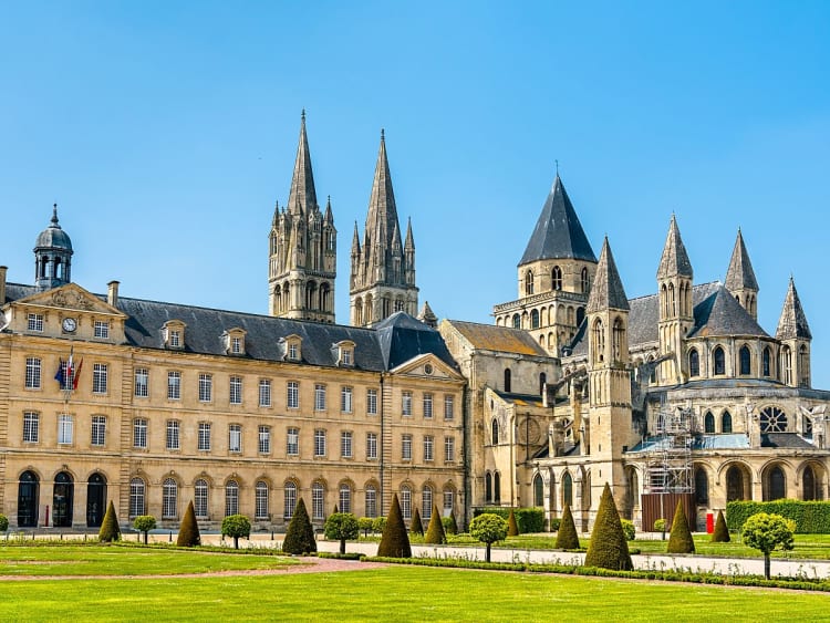 Caen, Frankreich &ndash; Mittelalterliche Abteikirche mit markanten gotischen T&uuml;rmen und barocker Fassade im Vordergrund