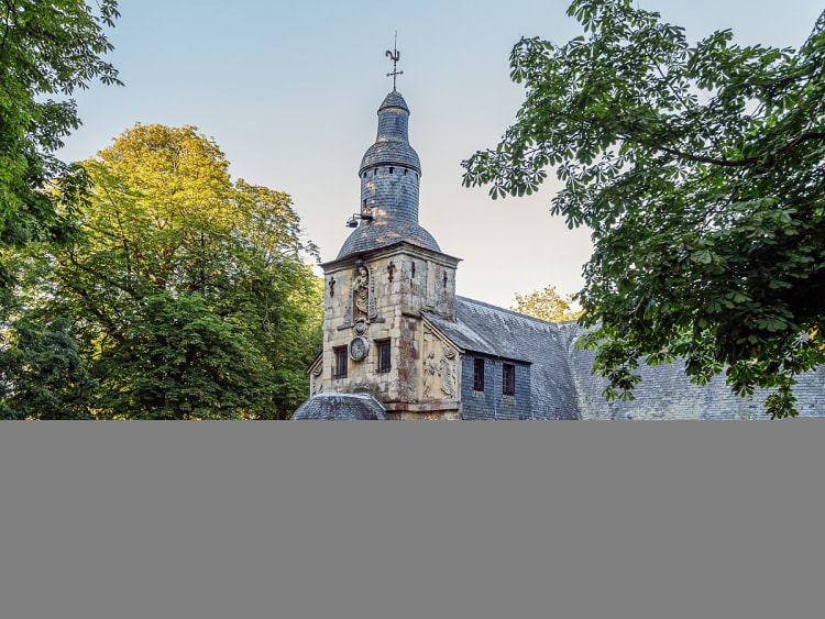 Honfleur, Frankreich &ndash; Historische Steinkapelle mit Uhrturm umgeben von B&auml;umen