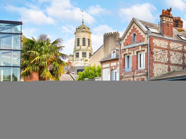 Honfleur, Frankreich &ndash; Blick auf bunte Altstadth&auml;user mit Kirchturm im Hintergrund